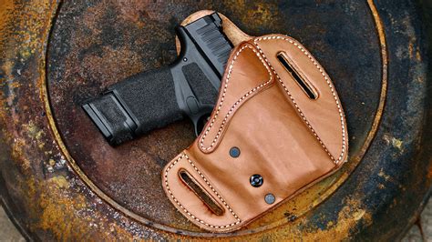 Urban carry lock leather holsters - Welcome to Urban Carry. It happens every day, thousands of times a week. A veteran, a police officer or a civilian opens a box. They find their freshly American made leather holster. The leather softens after a few days and many of them contact the proud staff at Urban Carry simply to thank them for making Concealed Carry so easy and comfortable. 